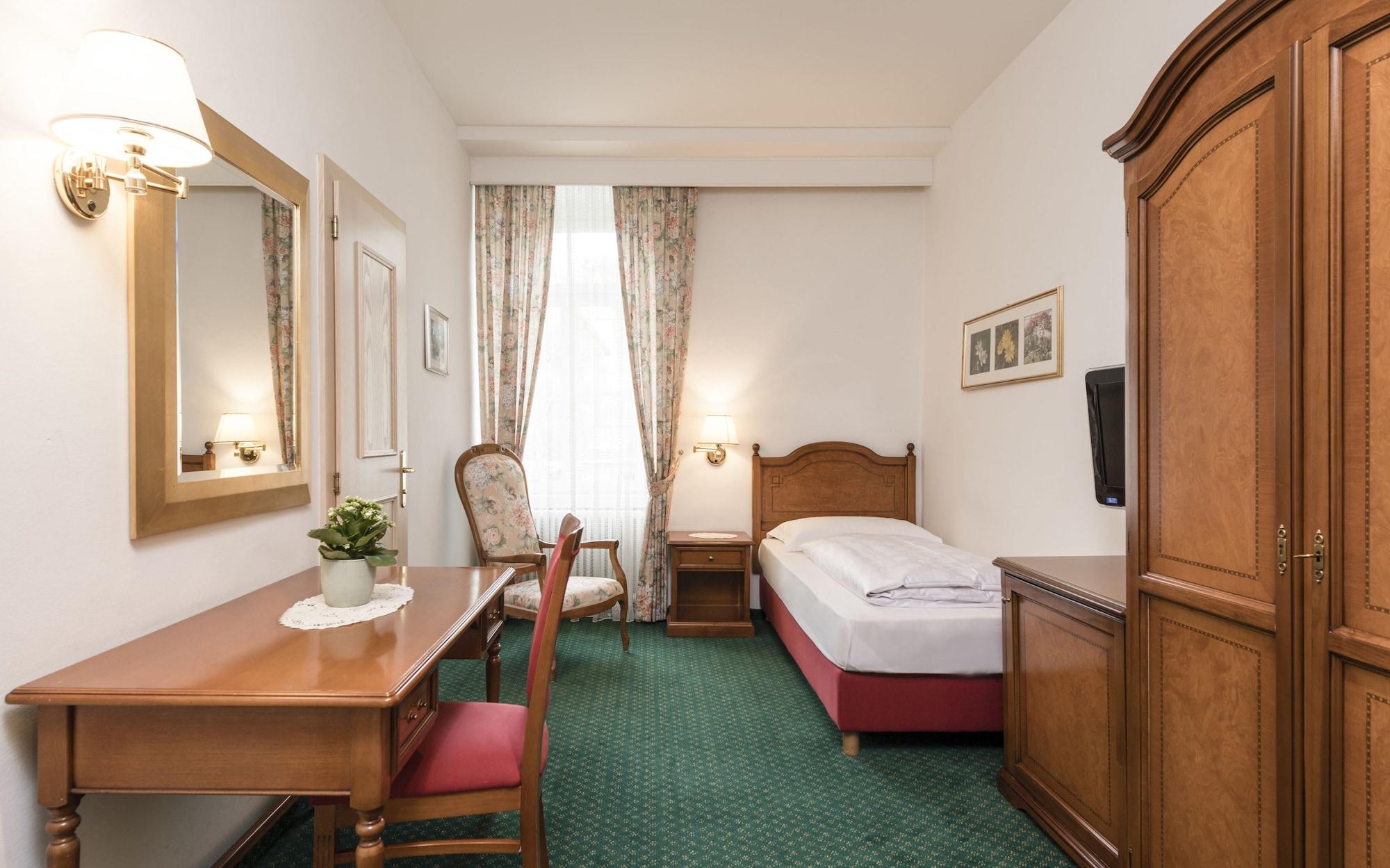 Hotel Gruener Baum Bressanone Kültér fotó