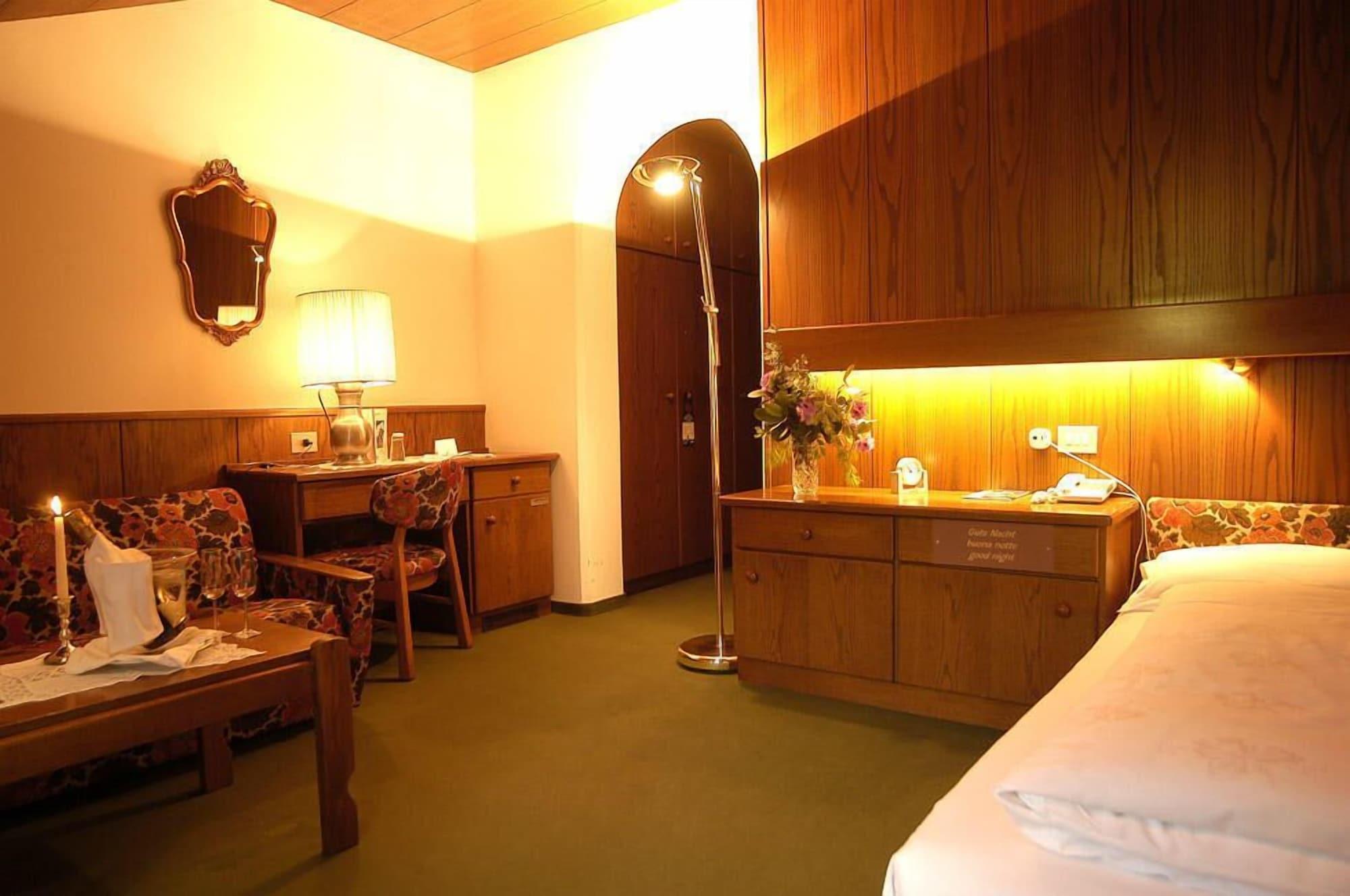 Hotel Gruener Baum Bressanone Kültér fotó